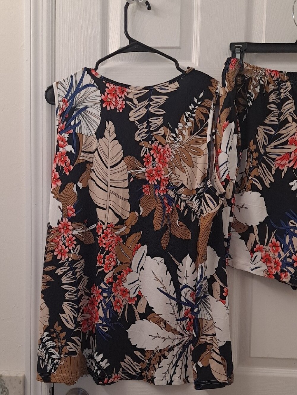 Floral Print Black Women's Plus Size Short Pajamas. - Picture 6 of 8